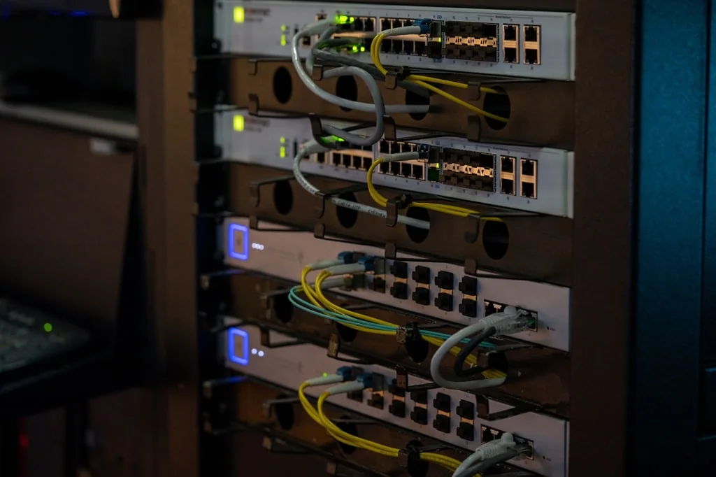 Montaż i instalacja szafy rack